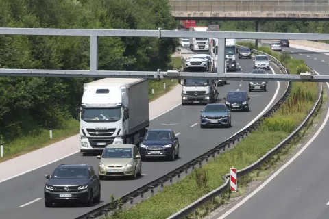 avtomobili gorenjska avtocesta AC varnostna razdalja me vozili vozila tovornjak počitnice prikolica avtodom Kranj vzhod zahod avtomibil / Foto: Gorazd Kavčič