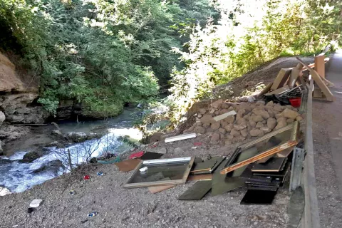 Odpadki, odloženi nad reko Kokro / Foto: 