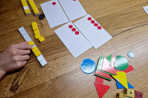 Učenje matematike s konkretnimi materiali / Foto: Maja Bertoncelj / Foto: 