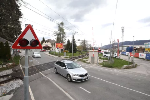 V načrtu je, da sedanji nivojski prehod čez železnico sočasno s prenovo železniške postaje v Lescah vendarle preoblikujejo v podvoz pod progo. / Foto: Gorazd Kavčič / Foto: 