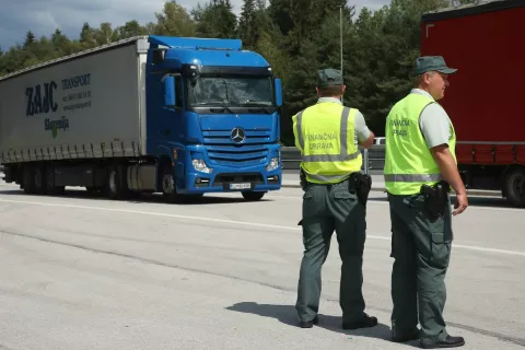 Cestninski nadzor prometa DARS Torovo Finančna uprava inšpektor tovornjaki avtobusi nad 3,5 tone teže / Foto: Gorazd Kavčič