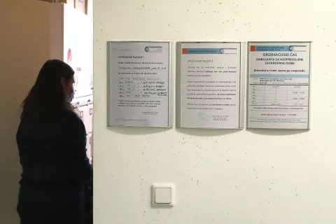 Registracija pacientov v ambulanti za neopredeljene je možna le za osebe, ki potrebujejo zdravstveno obravnavo. / Foto: Gorazd Kavčič / Foto: 