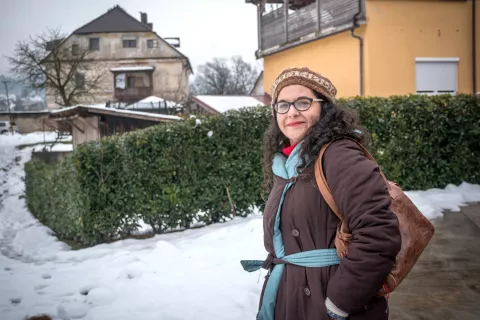 Paragvajska raziskovalka dr. Gloria Scappini Meza si je v središču Medvod ogledala tudi hišo (v sredini), v kateri je živela Branislava Sušnik. / Foto: Maja Bertoncelj / Foto: 