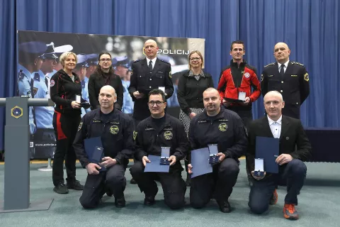 Medalje policije za požrtvovalnost so prejeli tudi policisti in občani, ki so junija lani na Triglavu reševali osemnajst poškodovanih ob udaru strele. / Foto: Gorazd Kavčič / Foto: 