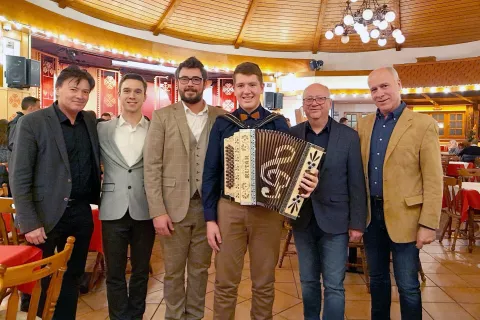 Zmagovalec Gašper Komac in njegov mentor Matjaž Kokalj (v sredini) v družbi člana žirije Lorenza Pihlerja (prvi z leve) ter Avsenikov: Aleša, Slavka mlajšega in Gregorja / Foto: Jože Košnjek / Foto: 