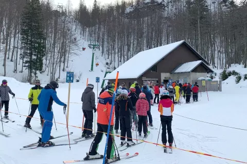 Še zadnja sezona s staro sedežnico na Zadnjem Voglu. Do jeseni jo bodo nadomestili z novo krožno kabinsko žičnico. / Foto: 