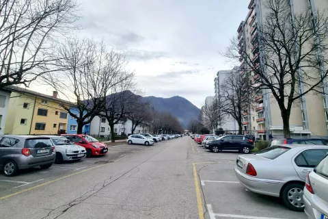 Družinska tragedija se je v torek zvečer zgodila v stanovanjski soseski Podlubnik v Škofji Loki. / Foto: Simon Šubic / Foto: 