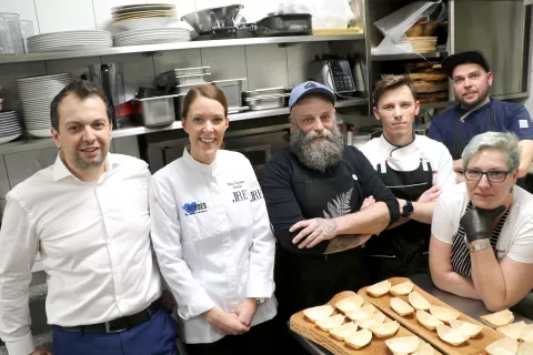 Kuharsko in ustvarjalno razpoložena ekipa večerje ob odprtju Okusov Škofjeloškega: Primož Pintar (Gostišče Tolc), Nina Čarman (Danilo – gostilna in vinoteka), Matjaž Šink (Gostilna Starman), Žiga Bogataj (restavracija Na vasi) Luka Čufar (Penzion in gostišče Lajnar), Špela Guzelj (Taverna Petra) / Foto: Alenka Brun / Foto: 