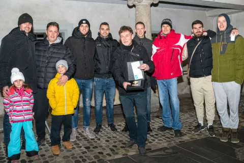 Športne nagrade za življenjsko delo se je Miro Ambrožič pod odrom veselil skupaj s kranjskimi odbojkarji. / Foto: Primož Pičulin / Foto: 