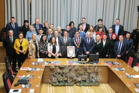V kranjskem mestnem svetu bo v tem mandatu sedelo šestnajst svetnic in sedemnajst svetnikov. / Foto: Tina Dokl / Foto: 
