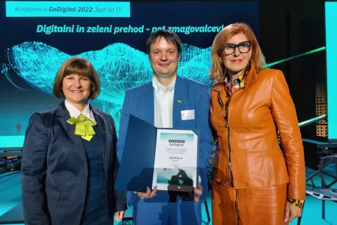 Direktorica Razvojne agencije Zgornje Gorenjske Eva Štravs Podlogar, direktor podjetja Optifarm Gaber Terseglav in Vesna Nahtigal, izvršna direktorica GZS / Foto: arhiv Ragorja / Foto: 