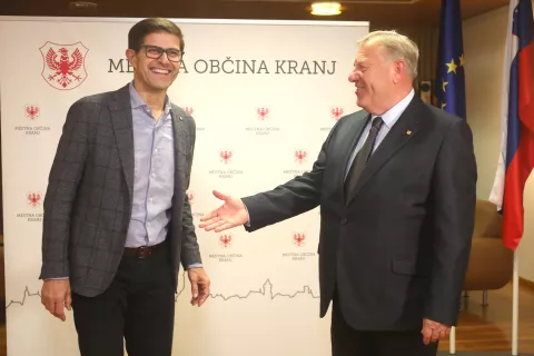 Mestno občino Kranj bo še naprej vodil aktualni župan Matjaž Rakovec (levo), ki je prejel okoli 70 odstotkov glasov. Njegovega protikandidata Iva Bajca je podprlo 30 odstotkov volivcev. / Foto: Gorazd Kavčič / Foto: 