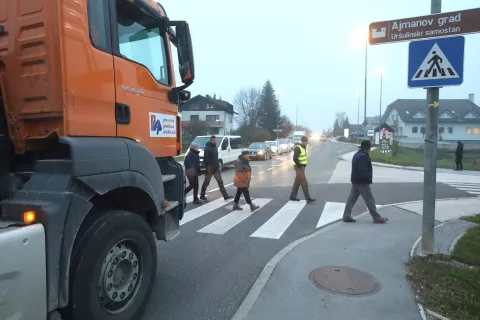 Sprehajalci so tudi pri Svetem Duhu protestno ovirali gost promet, ki podnevi in ponoči poteka skozi vas. / Foto: Gorazd Kavčič / Foto: 