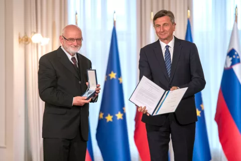 Z medaljo za zasluge je predsednik Borut Pahor odlikoval tudi dolgoletnega stalnega zunanjega sodelavca Gorenjskega glasa Mihaela Nagliča. / Foto: Primož Pičulin / Foto: 