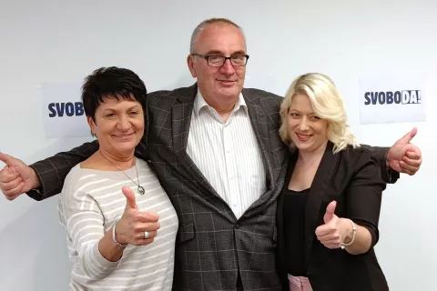 Kandidat Gibanja Svoboda za kranjskega župana Srečko Barbič z državnima poslankama Andrejo Kert in Sandro Gazinkovski / Foto: Gs Kranj / Foto: 