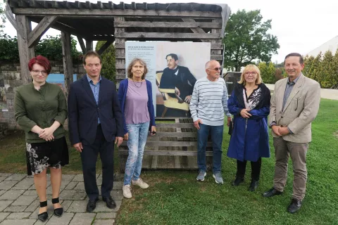 Ob portretu Lea Souvana: na desni avtor razstave Matjaž Mastnak ob članih rodbine Souvan / Foto: Igor Kavčič / Foto: 