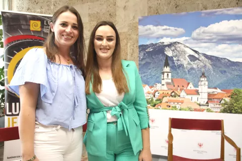 Arjeta Avdullahu in Shpresa Tafilaj s Kosova sta z družinama zaživeli v Stražišču pri Kranju. Po prihodu je bil za obe največji izziv učenje slovenščine. Zadovoljni sta, da sta dobili zaposlitev: prva je pomočnica v kuhinji šole na Primskovem, druga pa je čistilka na stražiški šoli. / Foto: Gorazd Kavčič / Foto: 