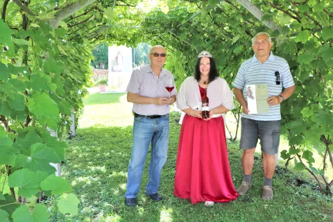 Krsto Tripič, idejni vodja projekta, Maja Sušnik, vinska kraljica Bohinca, ki nastaja iz grozdja samorodnic v Bohinju, in kletar Bohinca, ravno tako domačin Anton Ravnik / Foto: Alenka Brun / Foto: 