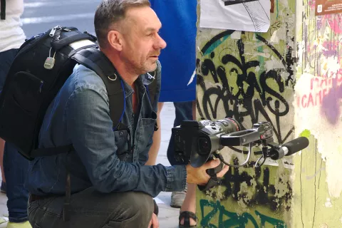 Paul Mason med novinarskim delom v Atenah, ko je poročal o grških volitvah za Channel 4 News, 20. septembra 2015 / Foto: Wikipedija / Foto: 