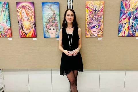 Slike Nine Naliny Meglič ponesejo gledalca v široka kozmična prostranstva, kjer občuti njihove magične učinke, svetlobo, moč in energijo. / Foto: osebni arhiv (Miranda Rumina) / Foto: 