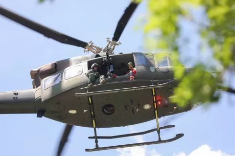 Umrlega planinca so z Golice v dolino prepeljali s helikopterjem Slovenske vojske. / Foto: Tina Dokl / Foto: 