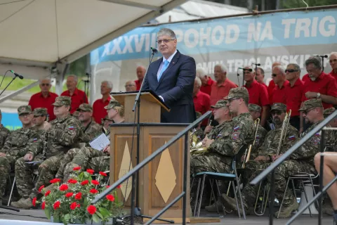 Minister za notranje zadeve Boštjan Poklukar se je v nagovoru spomnil dveh zgodovinskih dogodkov razvitja slovenske zastave na vrhu Triglava, leta 1944 in 1991. / Foto: Tina Dokl