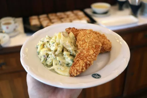 Krompirjevo solato poznamo tudi pri nas, vendar jo Avstrijci pripravijo v svoji različici – tudi z veliko svežega drobnjaka. Na fotografiji solati delajo družbo piščančji »dunajčki«. / Foto: Alenka Brun / Foto: 