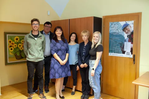 Sekretarka mag. Barbara Jančar Rozman s svetovalci ob odprtju Digi info točke na kamniški OZS / Foto: Aleš Senožetnik / Foto: 