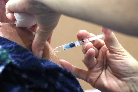 Za jesen 2023 je priporočena uporaba posodobljenih cepiv, zato »starih« cepiv za zdaj ne bodo ponujali nikomur, razen na izrecno željo. / Foto: Gorazd Kavčič / Foto: 