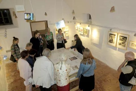 Po razstavi je obiskovalce popeljala njena avtorica Petra Čeh, nedvomno največja poznavalka ilustratorskega opusa Iveta Šubica. / Foto: Igor Kavčič / Foto: 