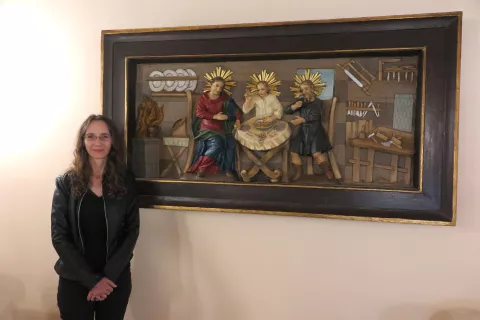 Restavratorka Jerneja Kos ob reliefu Svete družine v Dvorcu Visoko / Foto: Mateja Rant / Foto: 