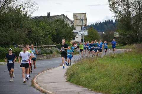 Na Medvoškem teku je bil najhitreje na cilju Mark Bogataj iz Žirov (v ospredju), ki je zmagal na 10 kilometrov. Tek je vzel kot pripravo na Ljubljanski maraton, kjer bo tekel na enaki razdalji. / Foto: Maja Bertoncelj / Foto: 