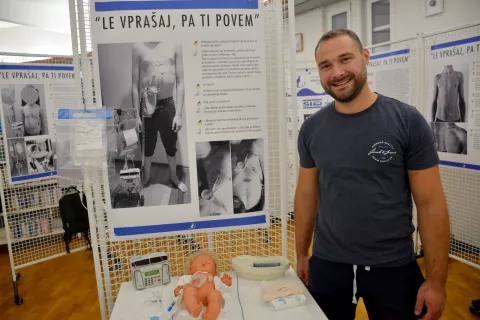 Jan Maletič na fotografski razstavi ob 20-letnici Invalidskega društva Kengurujček, ki je v Knjižnici Medvode na ogled še danes, 22. septembra / Foto: Maja Bertoncelj / Foto: 