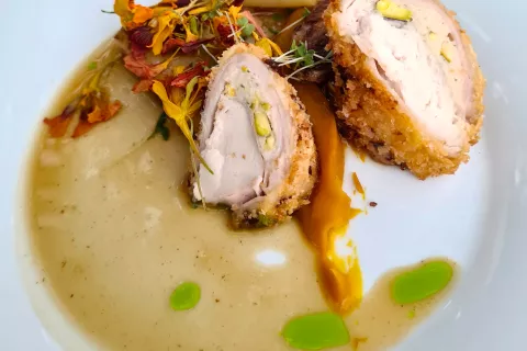 File kunca v hrustljavih drobtinah z gorenjsko slanino, gorčični »vinaigrette« z jabolki, bučni pire, jabolčna terina z bučo, jabolčna maslena omaka / Foto: Alenka Brun / Foto: 