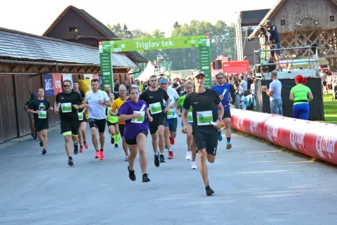 Peter Prevc (v ospredju) je bil prvi član štafete skakalcev. / Foto: Maja Bertoncelj / Foto: 