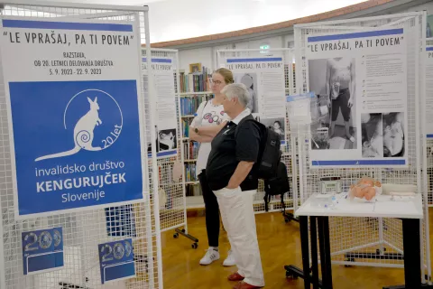 Razstava je zapolnjena z zgodbami, čustvi in izkušnjami, ki so zaznamovali dvajsetletno potovanje Invalidskega društva Kengurujček Slovenije. / Foto: Maja Bertoncelj / Foto: 