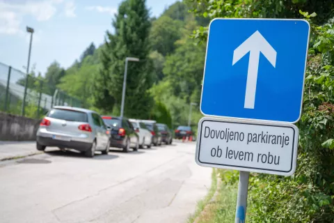 Stanovalci v bližini jeseniškega bazena so nezadovoljni zaradi neustrezno parkiranih vozil, ki ovirajo njihov dostop do garaž in stanovanj. / Foto: Nik Bertoncelj