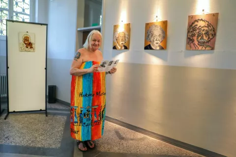 Upodobitve Alberta Einsteina se je lotila v devetih umetni&scaron;kih tehnikah. / Foto: Tina Dokl