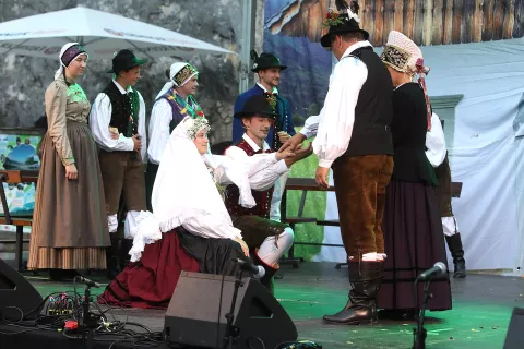 prikaz kmečka ohcet poroka KUD Srednja vas pod Skalco Bohinj Ribčev laz večer stojnice / Foto: Gorazd Kavčič