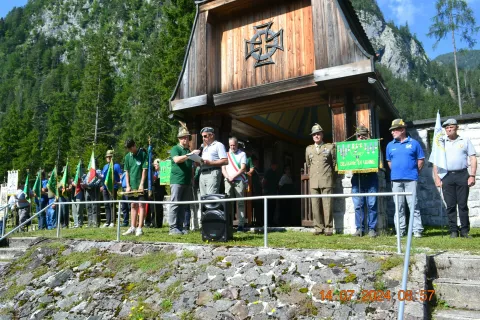 Člani Združenja vojaških gornikov Slovenije so se udeležili spominske slovesnosti v dolini Zajzera. / Foto: arhiv združenja