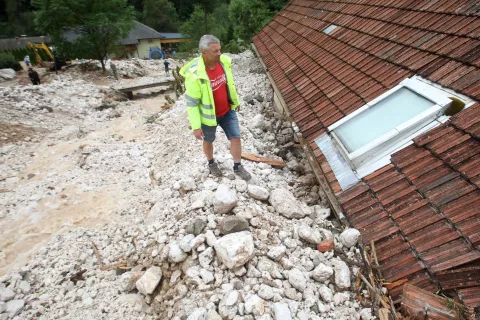 neurje plaz močno deževje kamen prod pesek Kurja vas Podlebelca potok Noškarjev graben reka dolina vas Kokra občina Preddvor nanos kamen blato mulj skala / Foto: Gorazd Kavčič