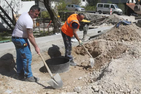 Evropska agencija za varnost in zdravje pri delu je premična in začasna gradbišča prepoznala kot najbolj kritična, zato so se na ministrstvu za delo najprej odločili prenoviti predpise zanje. / Foto: Gorazd Kavčič