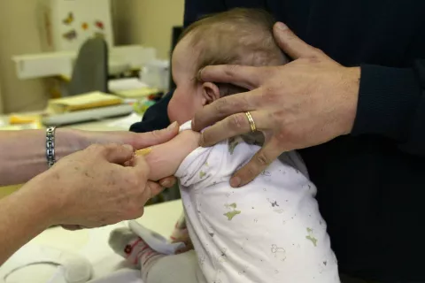 Strokovnjaki pozivajo starše, naj cepijo otroke proti hepatitisu B in preprečijo nastanek raka v kasnejšem življenju. / Foto: Gorazd Kavčič