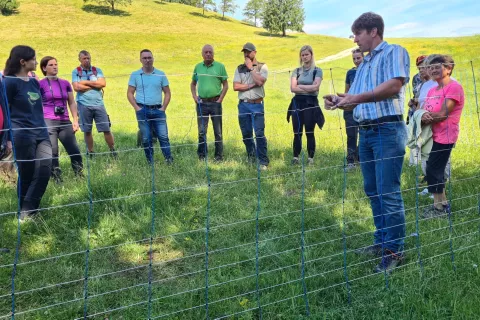 Kmet Janez Kržič (desno v ospredju) je predstavil izkušnje z električnimi mrežami. / Foto: Cveto Zaplotnik