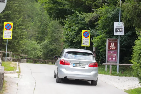 Vstopov v dolino Vrata je tudi več kot petsto na dan, saj se nekateri odpeljejo do doline, odložijo potnike in odidejo. / Foto: Tina Dokl