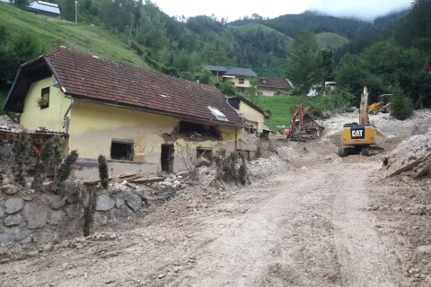 sanacija plazu neurje plaz močno deževje kamen prod pesek Kurja vas Podlebelca potok Noškarjev graben reka dolina vas Kokra občina Preddvor nanos kamen blato mulj skala / Foto: Gorazd Kavčič