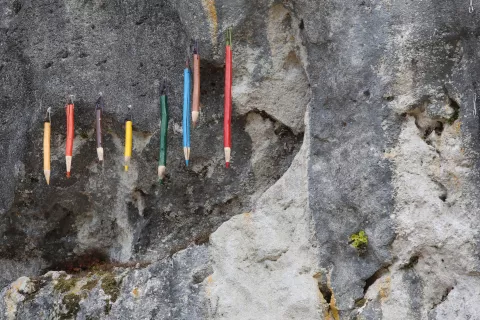 vaš razgled 24 060 svinčniki barvice v steni pod Skalco Ribčev laz Bohinj / Foto: Gorazd Kavčič