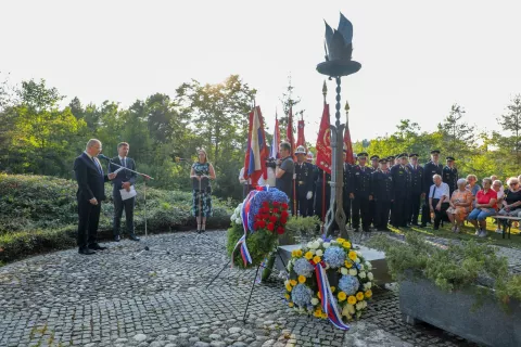 V Bistrici pri Naklem so se tudi letos s slovesnostjo poklonili 59 žrtvam, ki so v času vojne vihre na tem mestu izgubile življenja. / Foto: Tina Dokl