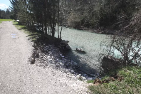 Lanskoletne poplave in zemeljski plazovi so poškodovali levo brežino reke Kokre na območju med Visokim in Hotemažami. / Foto: Gorazd Kavčič