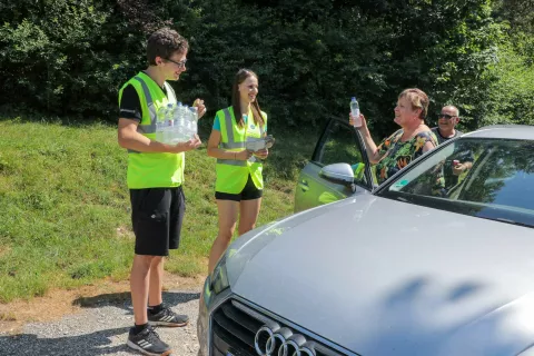 Agencija za varnost prometa s študenti osvežila in ozaveščala voznike na prometno najbolj obremenjeni soboti na AC reši življenje / Foto: Tina Dokl